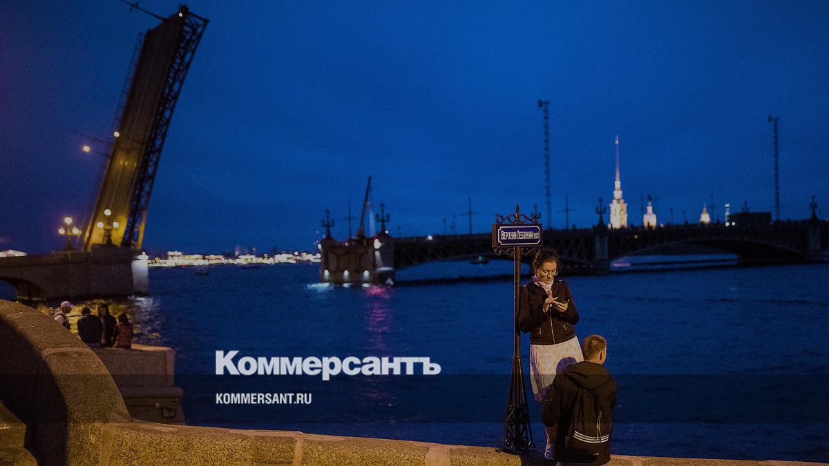 Вид на Троицкий мост с Петровской набережной