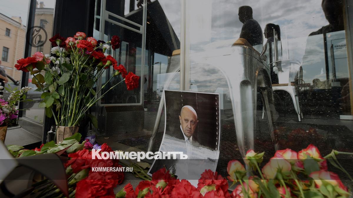 Еще один стихийный мемориал в честь Пригожина появился в Петербурге –  Коммерсантъ Санкт-Петербург