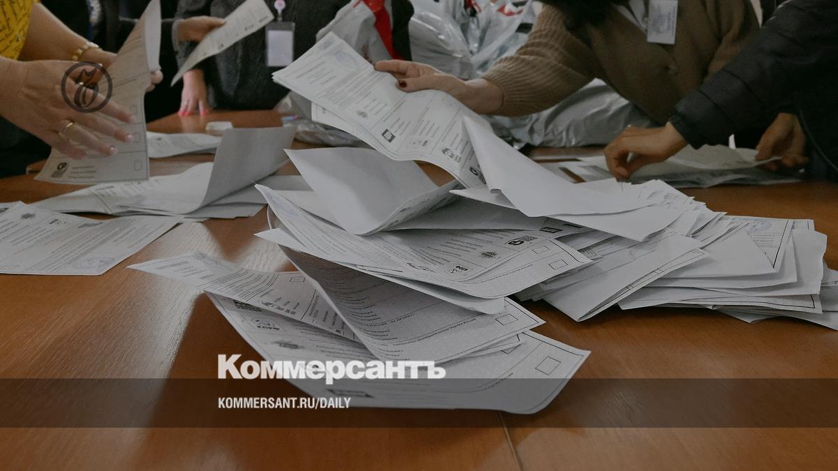 Police check the vote of a deceased voter in the Ulyanovsk region