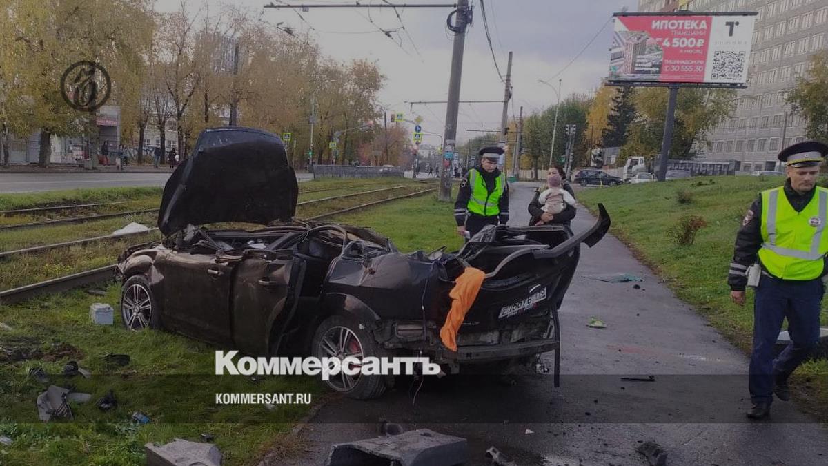 В Екатеринбурге иномарка на скорости влетела в столб, в ДТП погиб водитель  – Коммерсантъ Екатеринбург