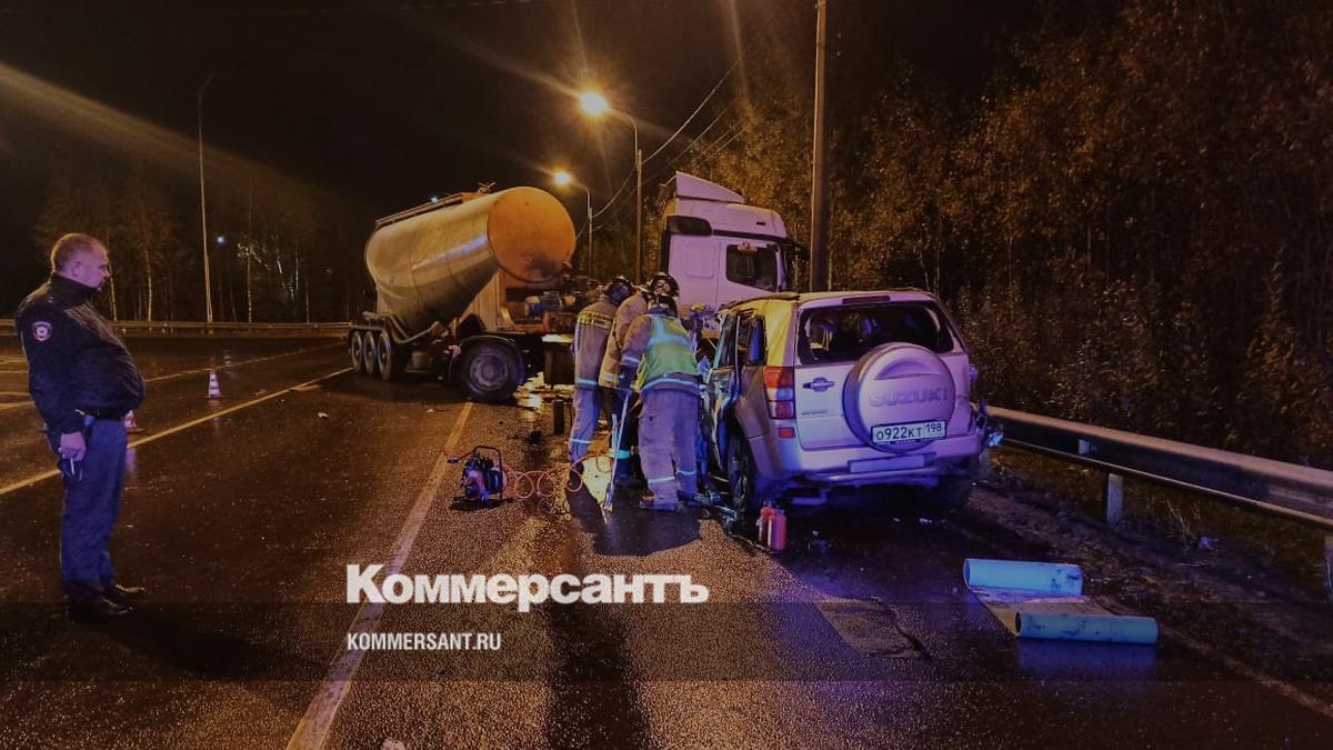 Столкновение иномарки с «Камазом» в Петербурге привело к двум смертям ...