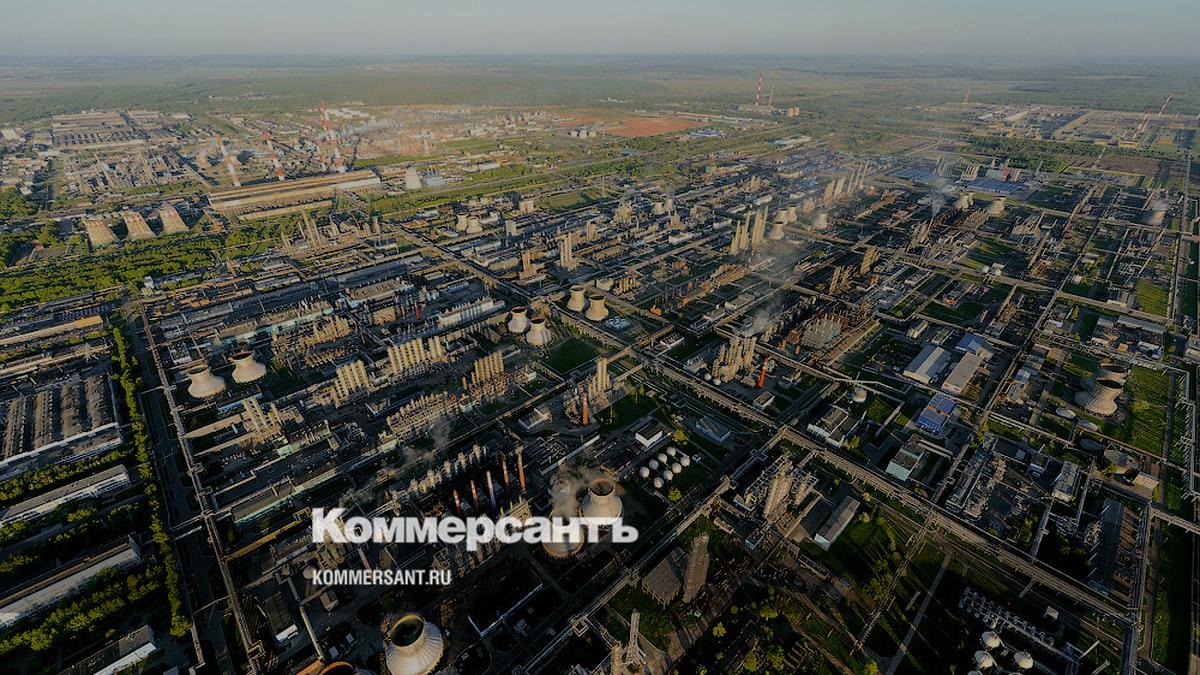Нефтехимия нижнекамск. Нижнекамский химический завод. Нефтехимический завод Нижнекамск. Завод химия Нижнекамск. Промзона Нижнекамск.