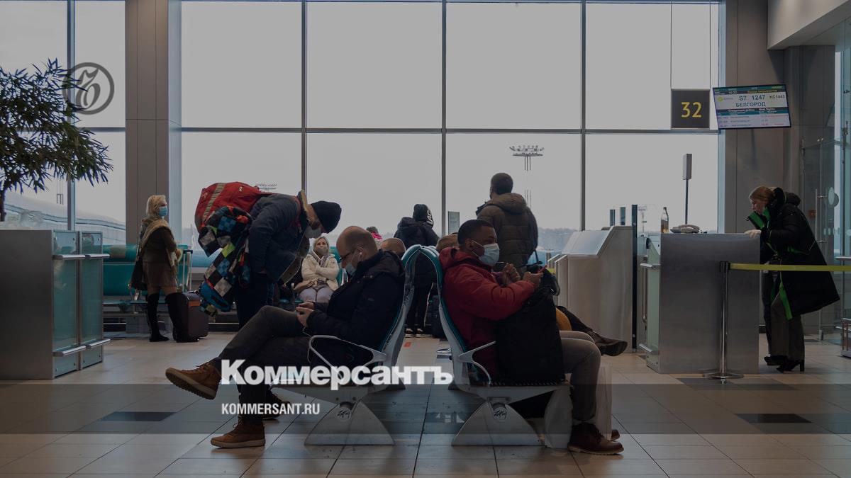 More than 50 flights were delayed and canceled at Moscow airports due to snowfall