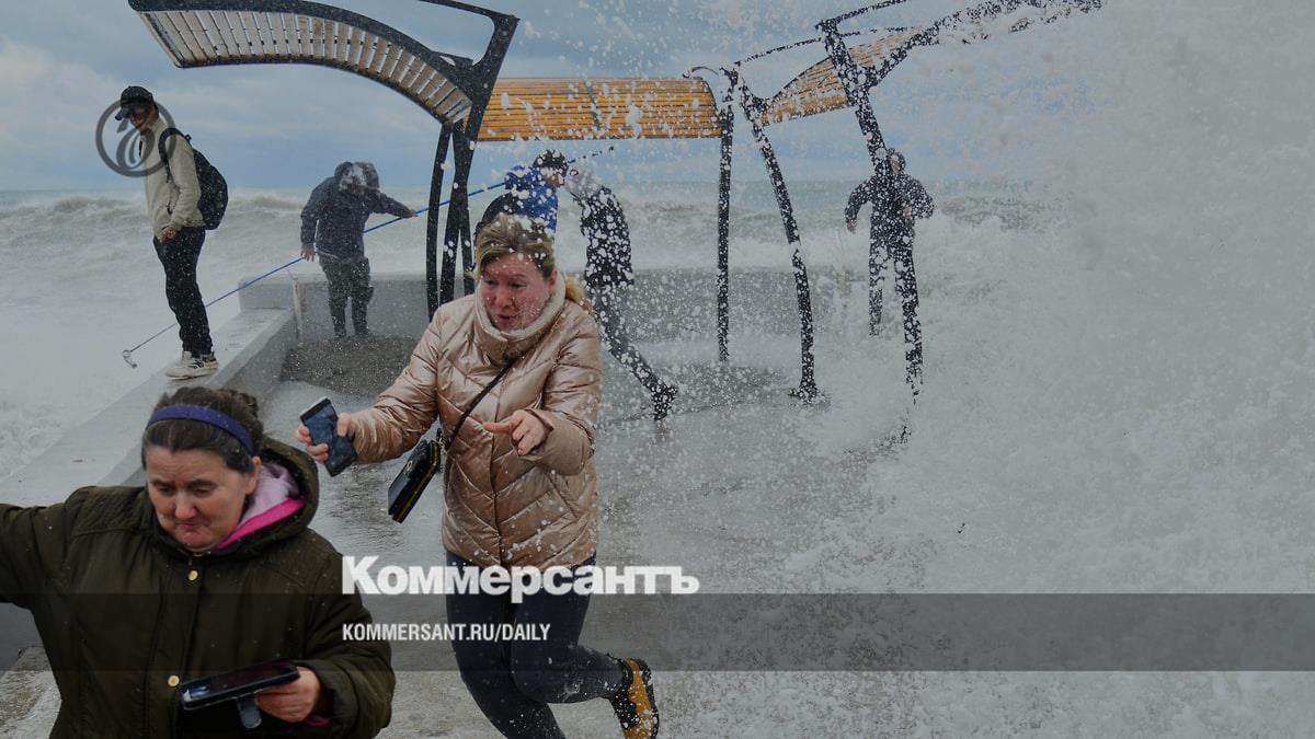 How is the liquidation of the consequences of a powerful storm going in Crimea and Kuban?