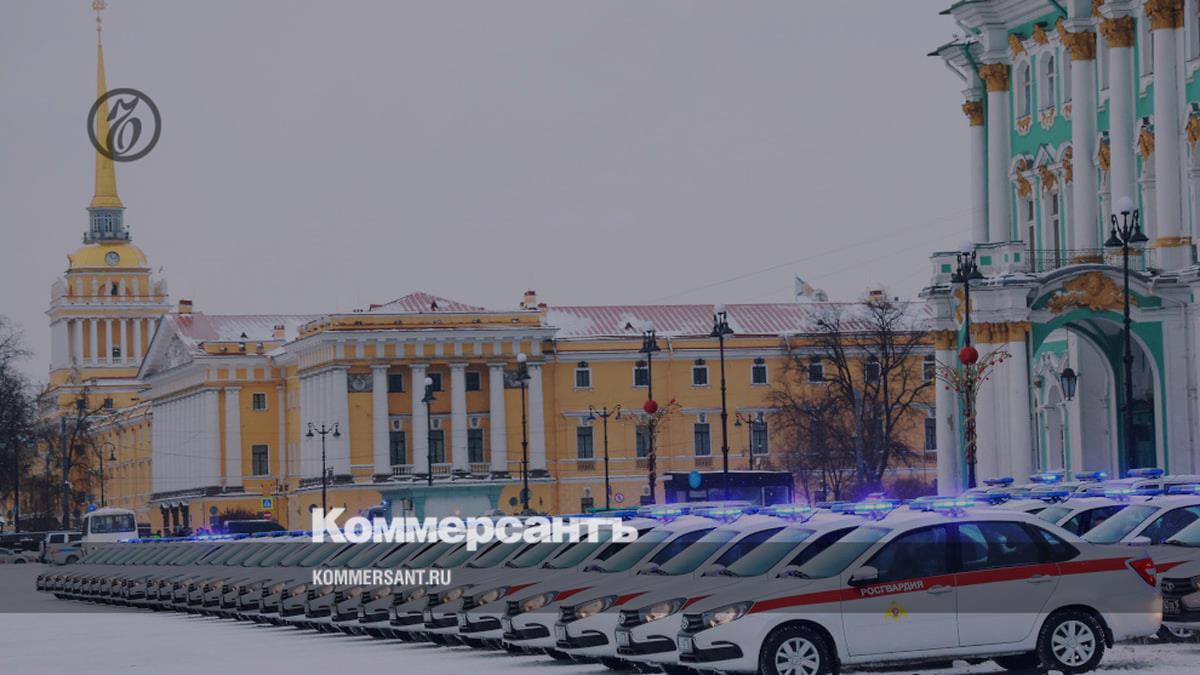 На Дворцовой площади сотрудникам Росгвардии вручили новые машины и погоны –  Коммерсантъ Санкт-Петербург