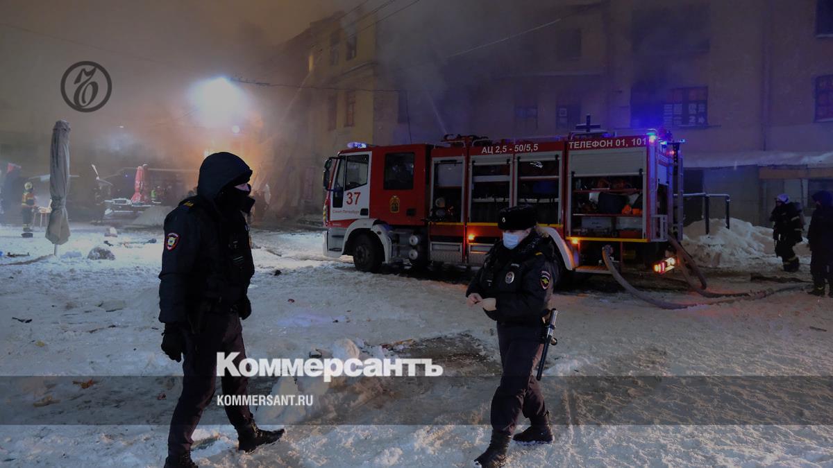 Пожар в Апраксином дворе в центре Петербурга потушили спустя 11 часов –  Коммерсантъ Санкт-Петербург