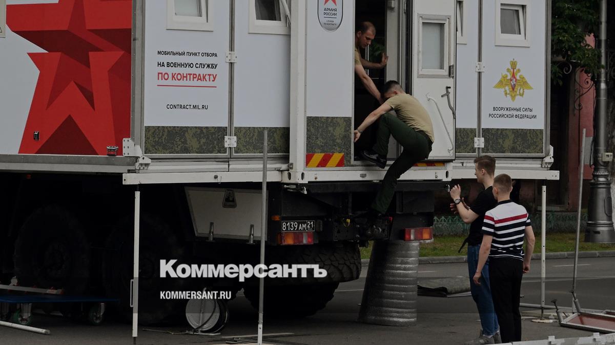 Службу по контракту в российской армии проходят более 640 тыс. человек ...