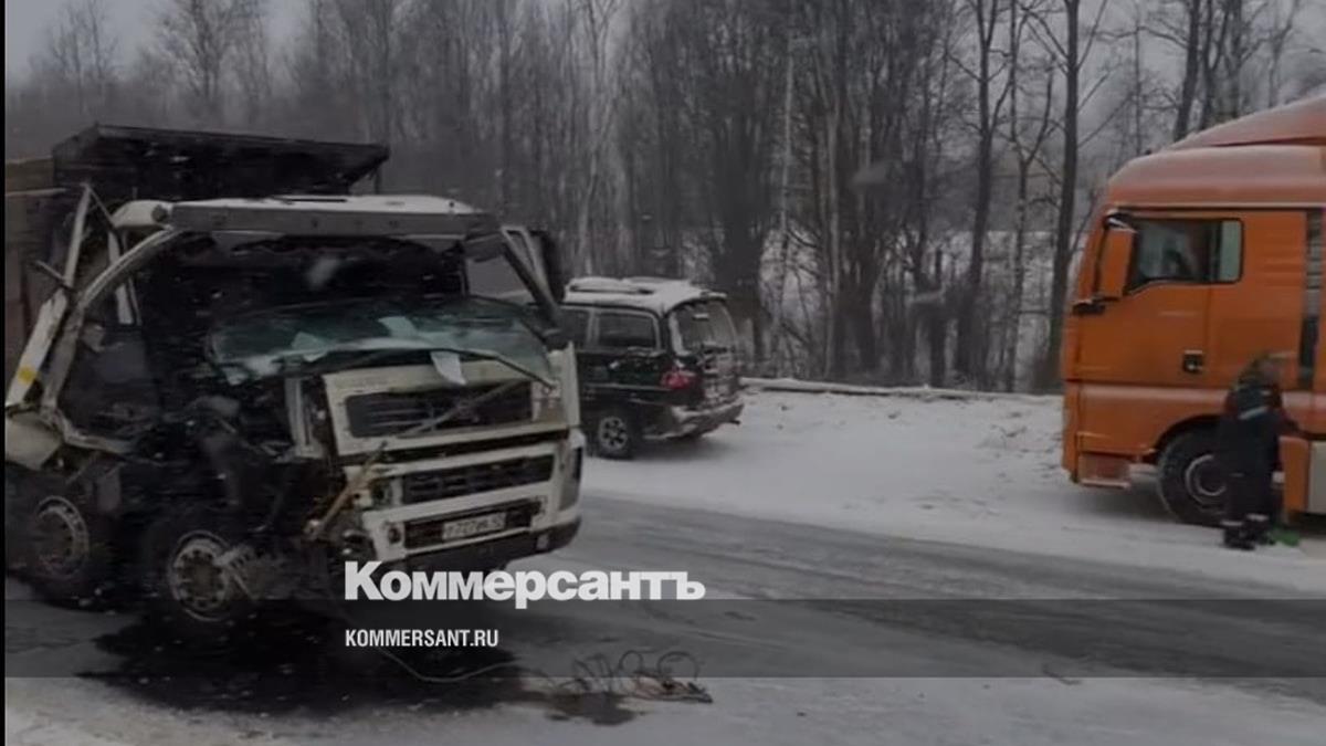 Массовая авария с участием десятка автомобилей произошла на трассе «Кола» –  Коммерсантъ Санкт-Петербург