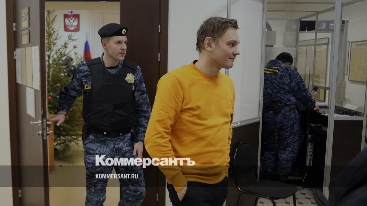 Суд в Петербурге оставил под арестом лидера группы «Щенки» Максима Тесли –  Коммерсантъ