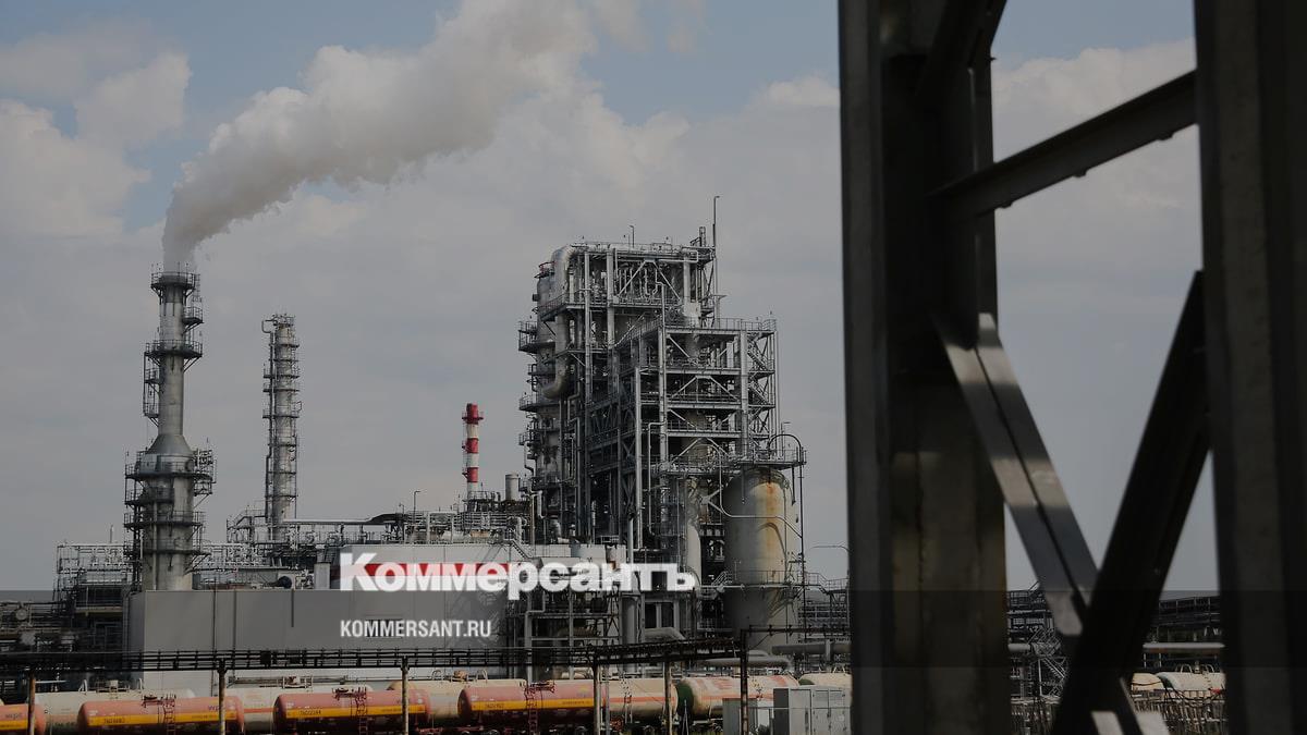 Завод лукойл что случилось. Нефтеперерабатывающий завод. Завод Лукойл. Самые большие нефти перерабатывающие заводы в мире.