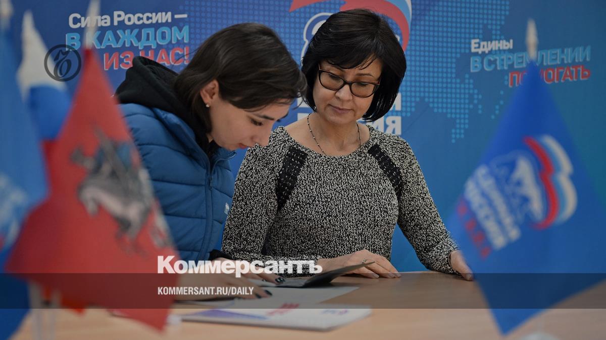 How United Russia members collected signatures for the nomination of Vladimir Putin for a new term
