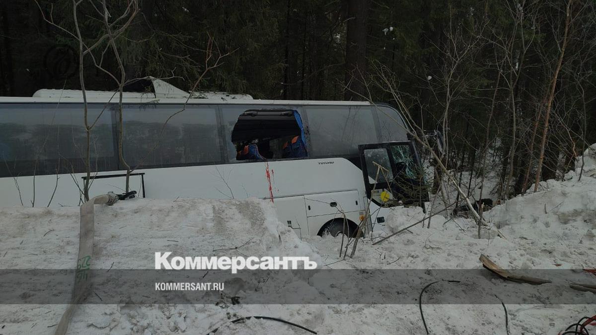 Тренер детской хоккейной команды, попавшей в ДТП, умер в машине скорой  помощи – Коммерсантъ Екатеринбург