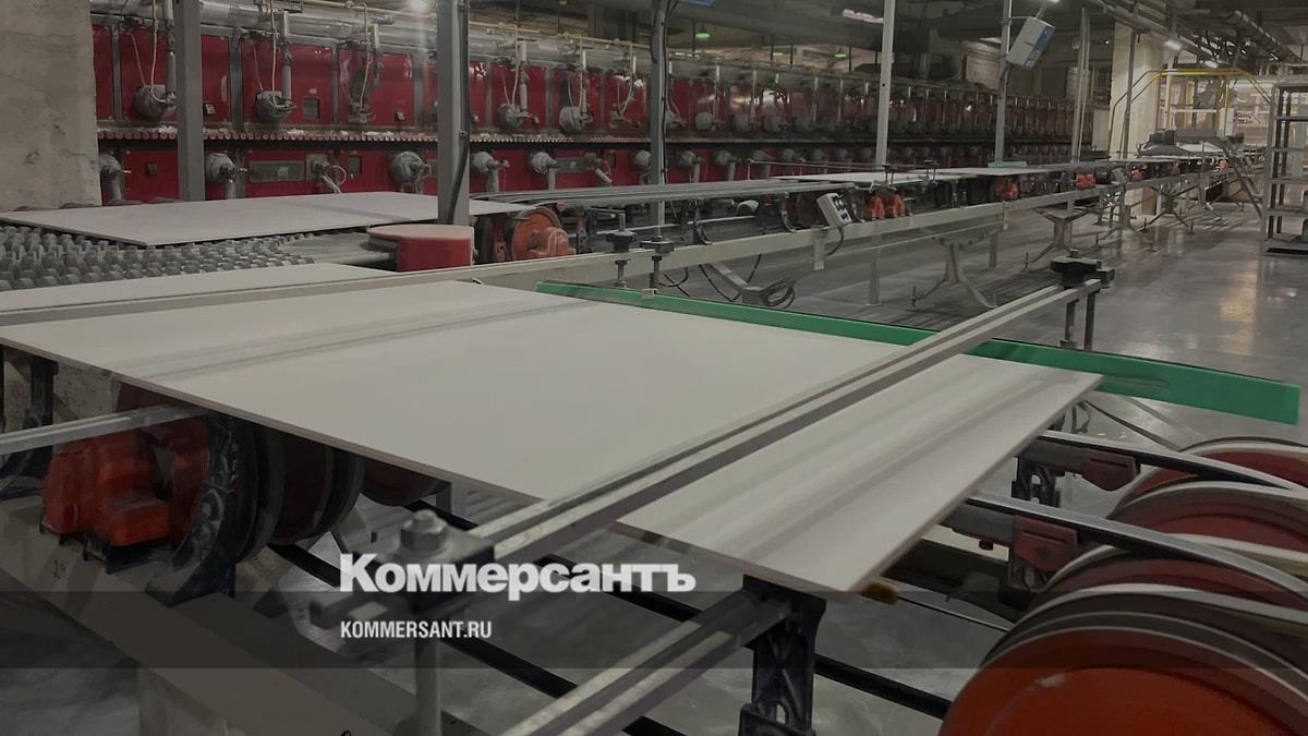 Рабочий на заводе. Оператор производственного участка. Продаем работающие заводы. Продаем работающие заводы. Оборудование для производства.