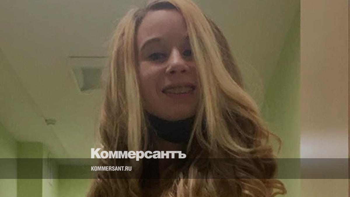 Дети школьники. В школе учеников из них девочки. Младшие школьники. Ученик за партой. Улыбка ученика.