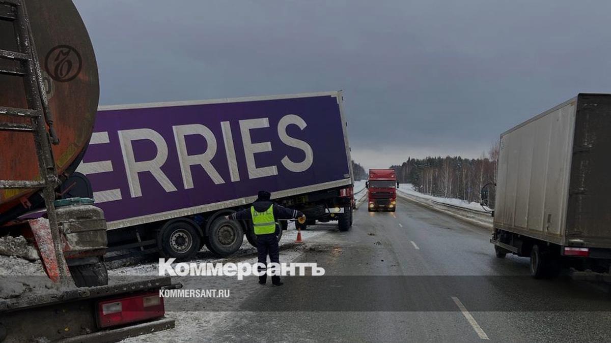 На трассе Пермь — Екатеринбург столкнулись грузовик и бензовоз –  Коммерсантъ Екатеринбург