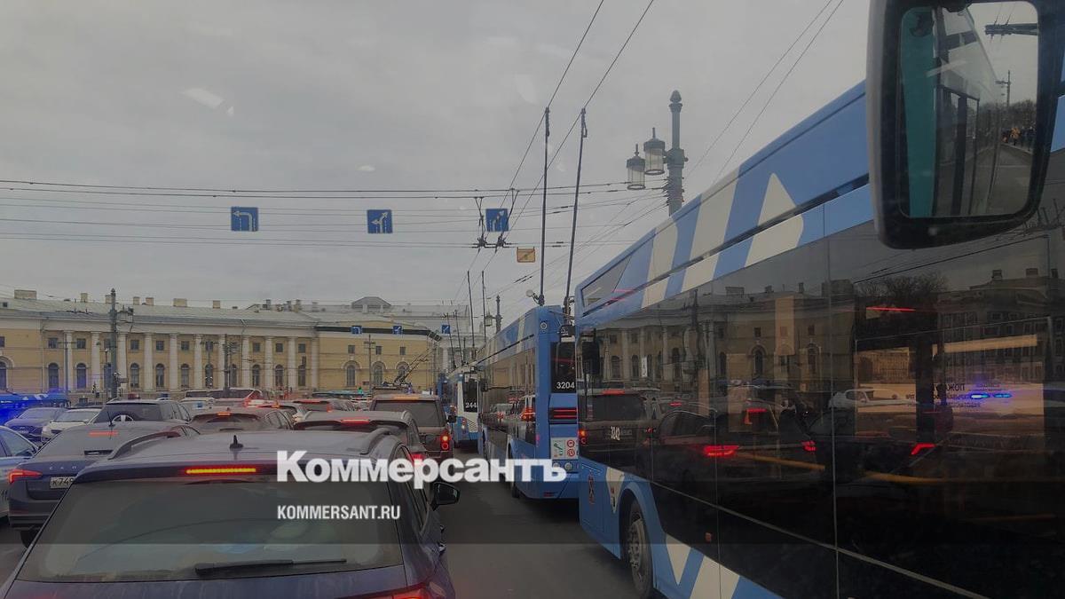 Троллейбусы застряли на Дворцовом мосту в Петербурге из-за аварии –  Коммерсантъ Санкт-Петербург