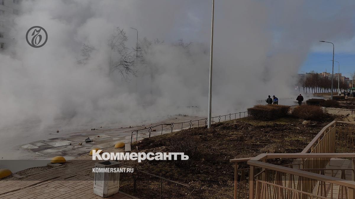 На Маршала Захарова на юго-западе Петербурга прорвало трубу с кипятком –  Коммерсантъ Санкт-Петербург