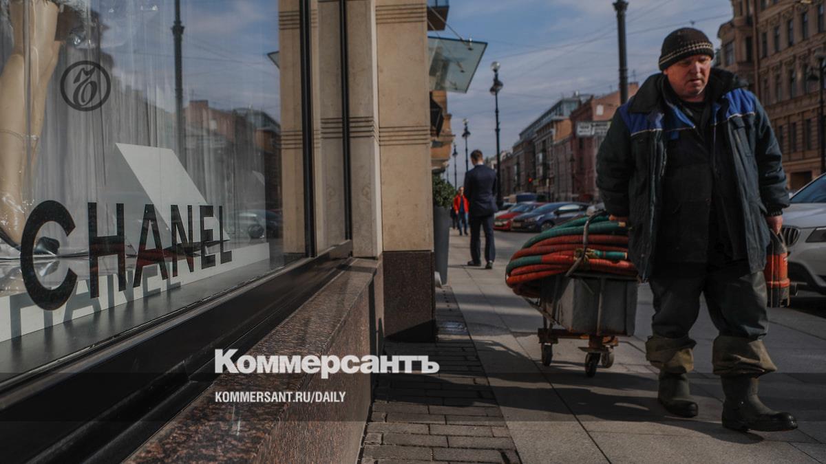 Chanel reduces the number of stores in Russia