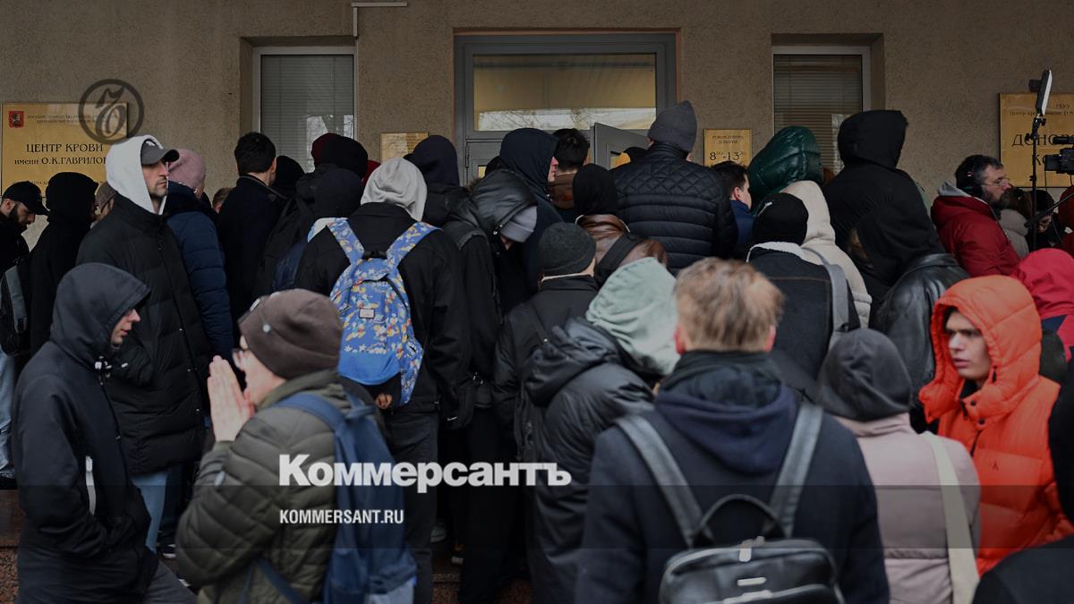 В Москве и Подмосковье у пунктов сдачи крови образовались очереди –  Коммерсантъ