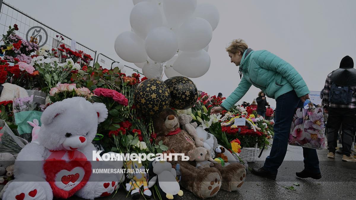 On the day of nationwide mourning, thousands of people came to Crocus City Hall with flowers