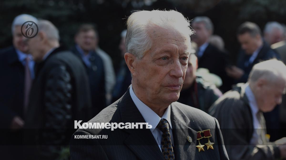 Cosmonaut and twice Hero of the USSR Vladimir Aksenov died at 89 - Kommersant