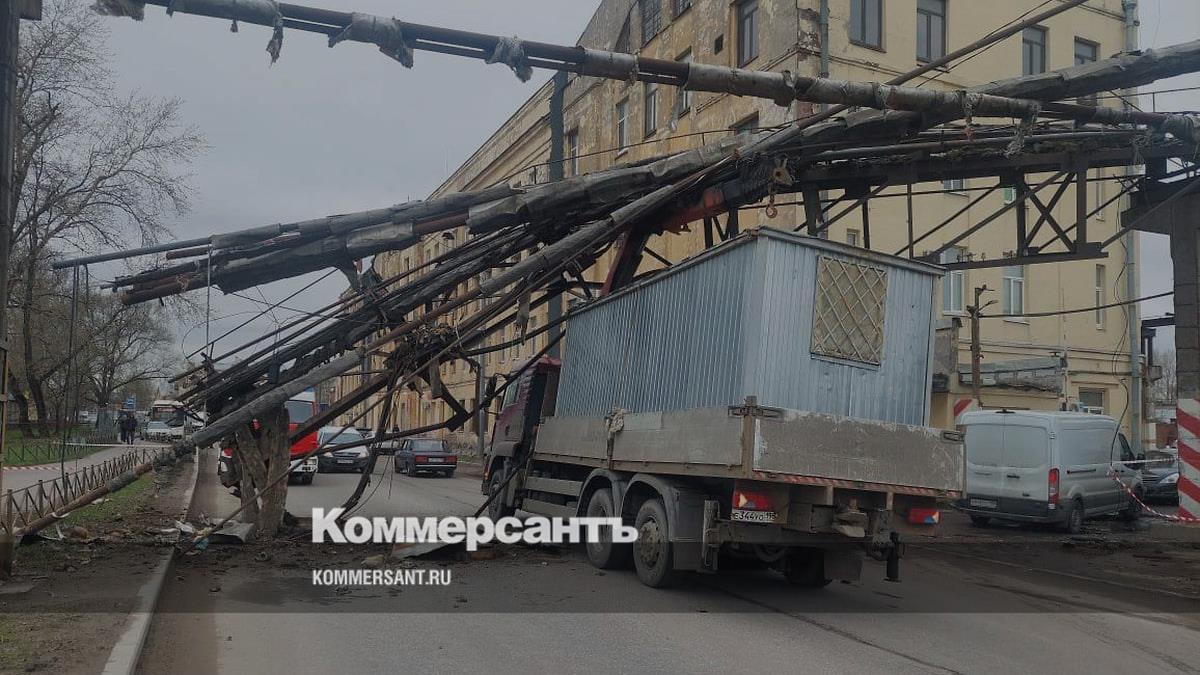 Автокран снес эстакаду с трубопроводом на улице Салова в Петербурге –  Коммерсантъ Санкт-Петербург