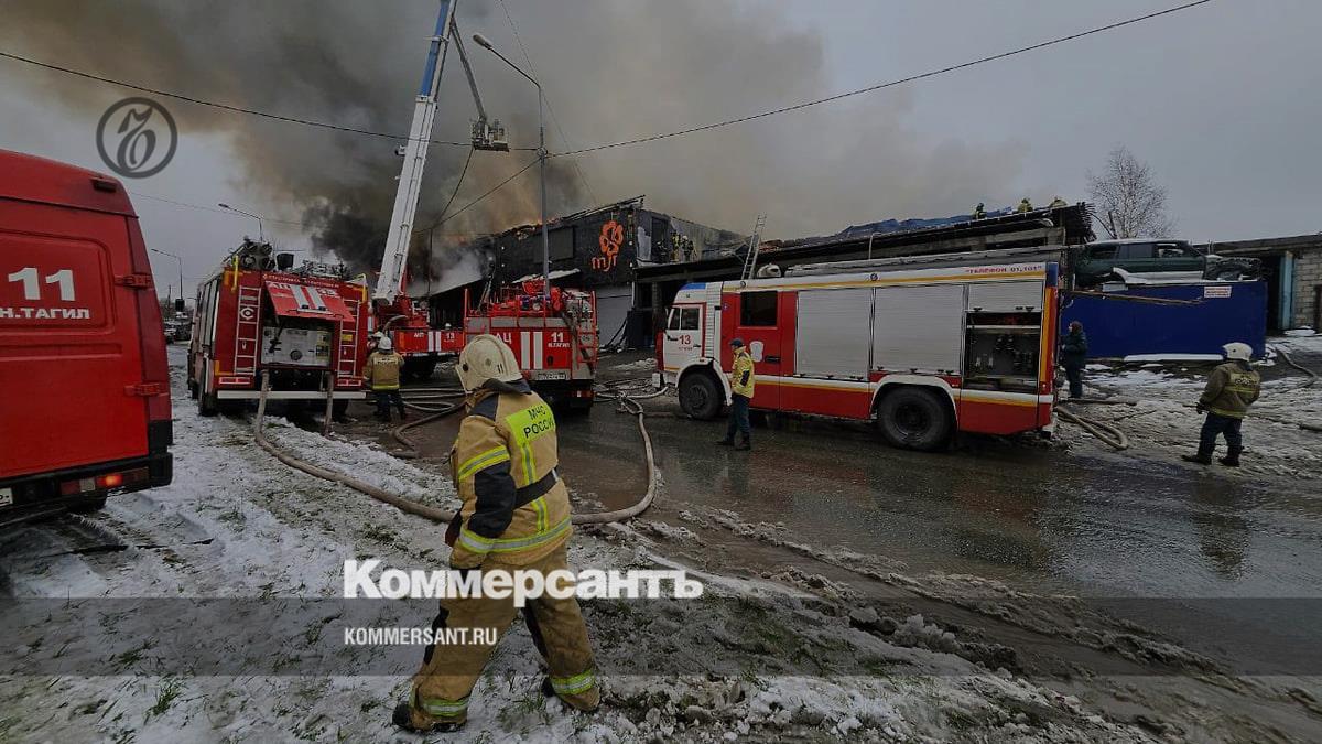 В Нижнем Тагиле на площади 2 тысяч квадратных метров горит крыша кафе –  Коммерсантъ Екатеринбург