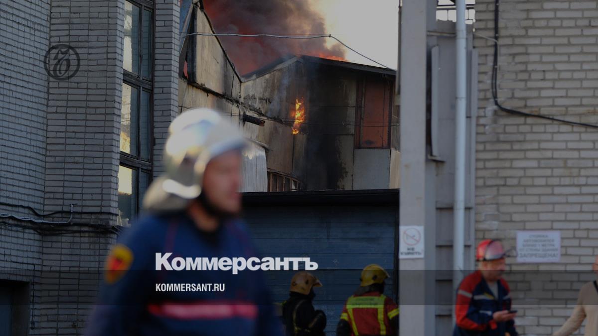 В загоревшемся цеху в Приморском районе Петербурга частично обвалилась  крыша – Коммерсантъ