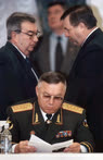 В начале 1998 года министр иностранных дел Евгений Примаков (слева) не мог знать, что он станет сначала премьер-министром, а потом депутатом, министр внутренних дел Анатолий Куликов (в центре) — что его отправят в отставку и он станет депутатом, а спикером у них все равно будет Геннадий Селезнев (справа)