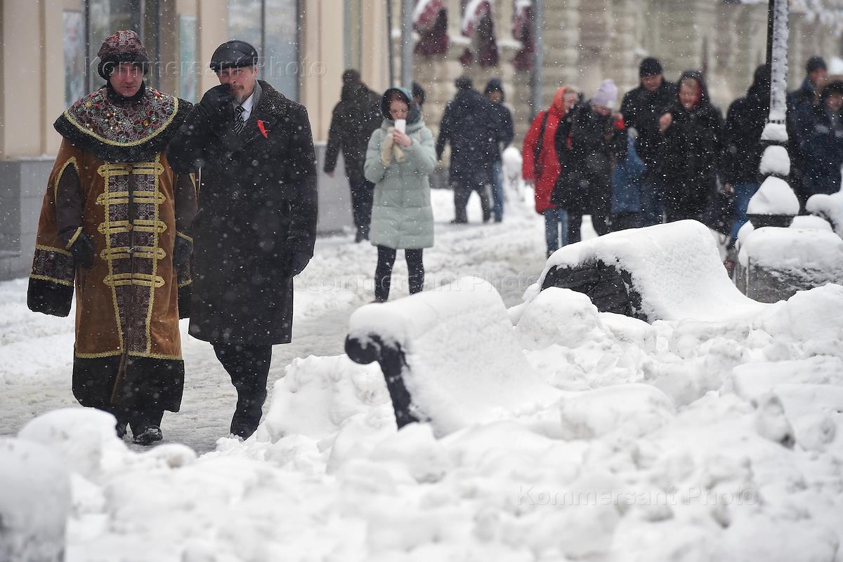 Москва снегопад сегодня. Москва утопает в снегу. В Москве есть снег сейчас. 