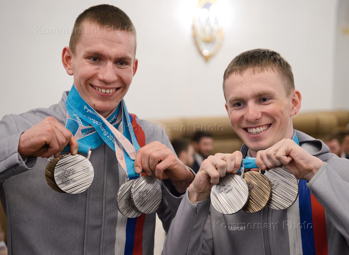 Награды 2018. Большунов награждение в Кремле. Александр Большунов олимпиада 2018 награды в Кремле. Церемония награждения ГТО Сургут. Денис Спицов и Александра Трусова вместе.