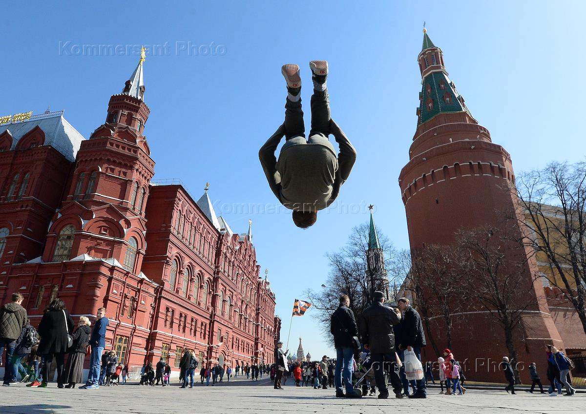 Также подготовили. Россия,упал достопримечательности. Культура в России падает. Россия валится. Картинки Россия падает.