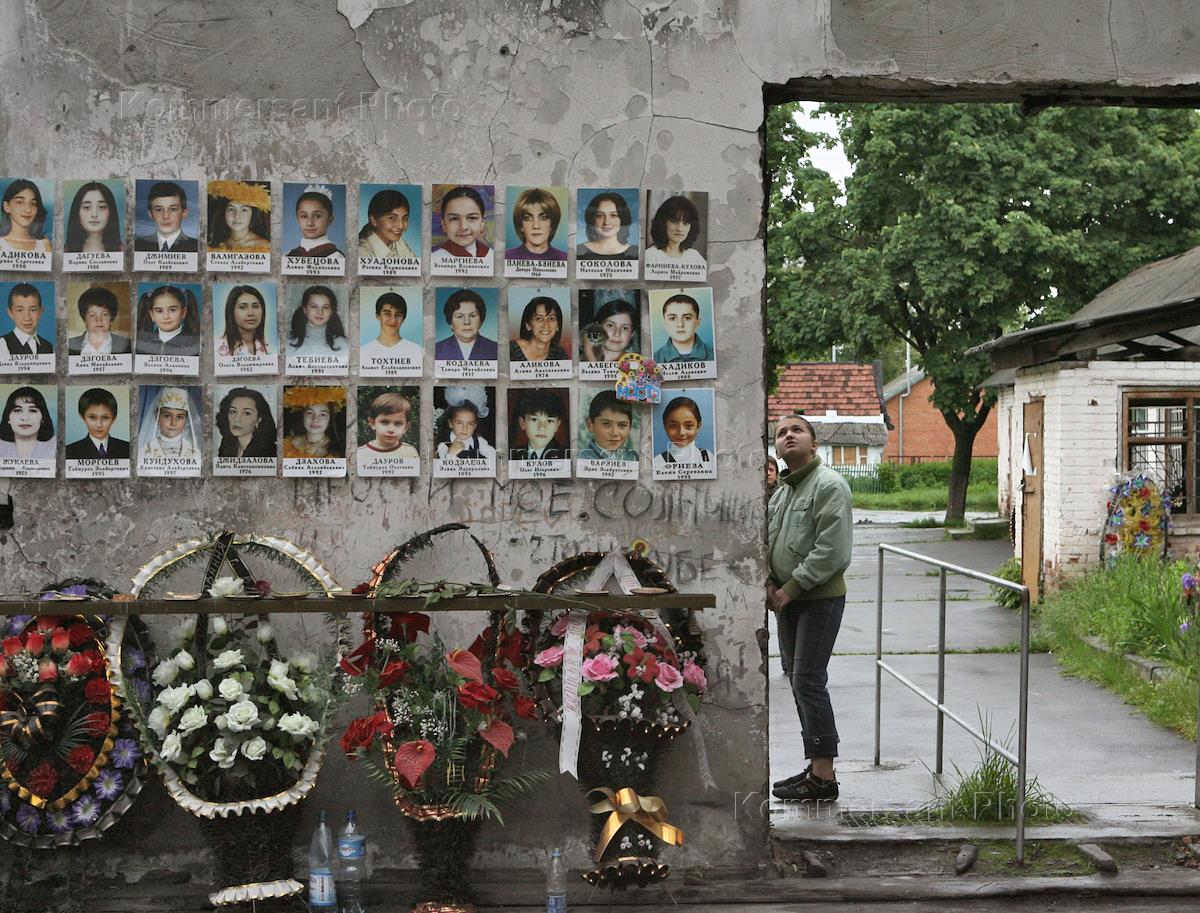 Беслан сколько погибших 1 сентября 2004 года. Северная Осетия Беслан 1 сентября. Теракт в школе 1 сентября 2004 год. Беслан 1 сентября 2004 штурм. Беслан 3 сентября 2004 штурм.