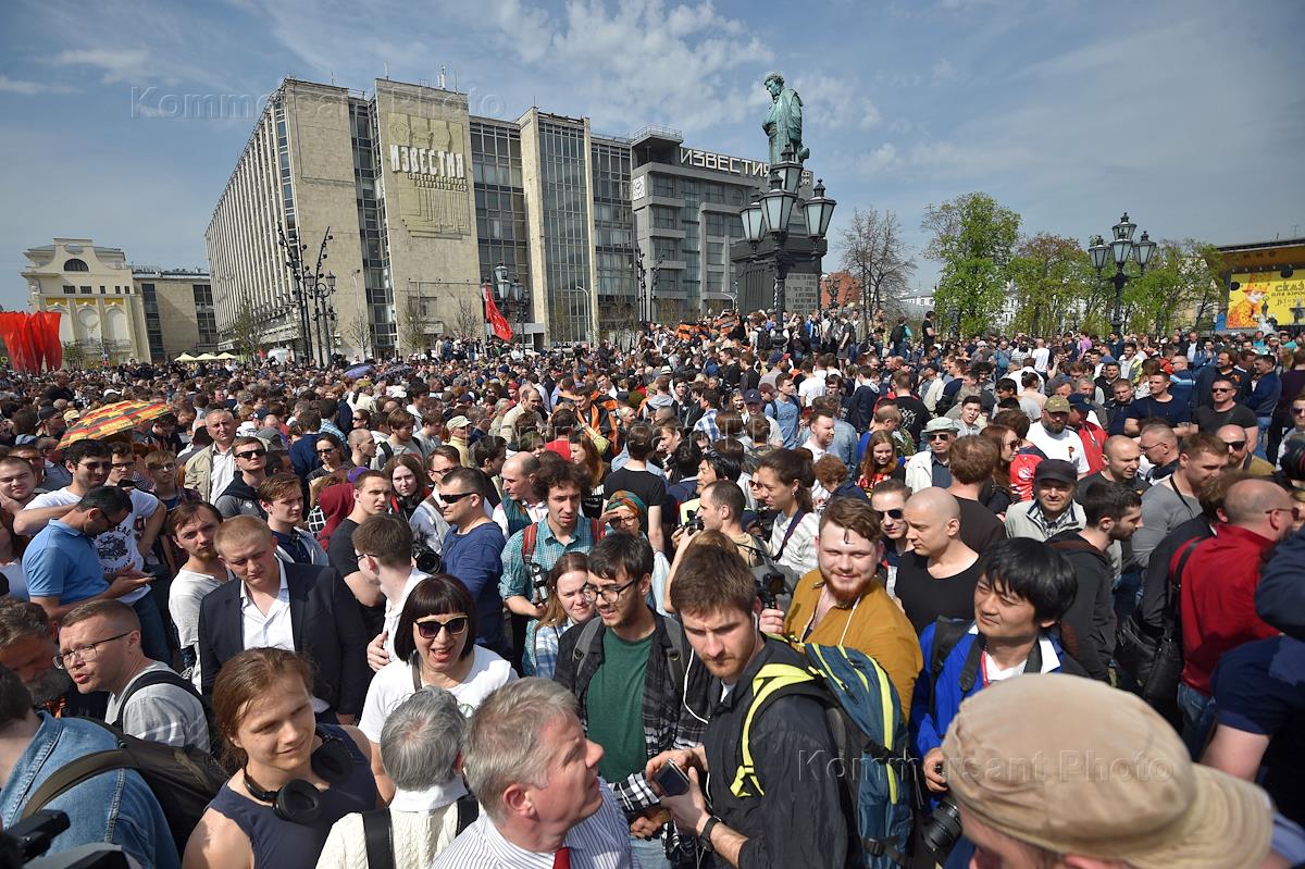 10 тысяч человек. 4 5 тыс человек из. жители россии. сто тысяч человек. 200 тысяч человек.