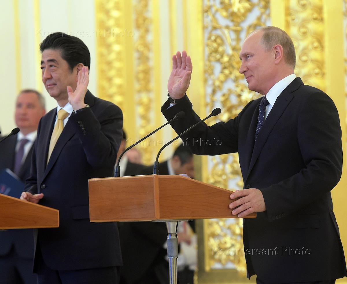 зал выступления путина. церемонии подписания официальных документов. церемония подписания.