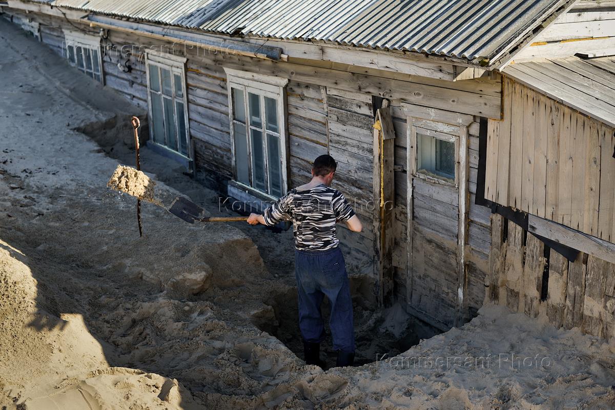 Занесешь домой. Село призрак Шойна. Занесенные города. Шойна дом в песке. Деревня засыпанная песком.