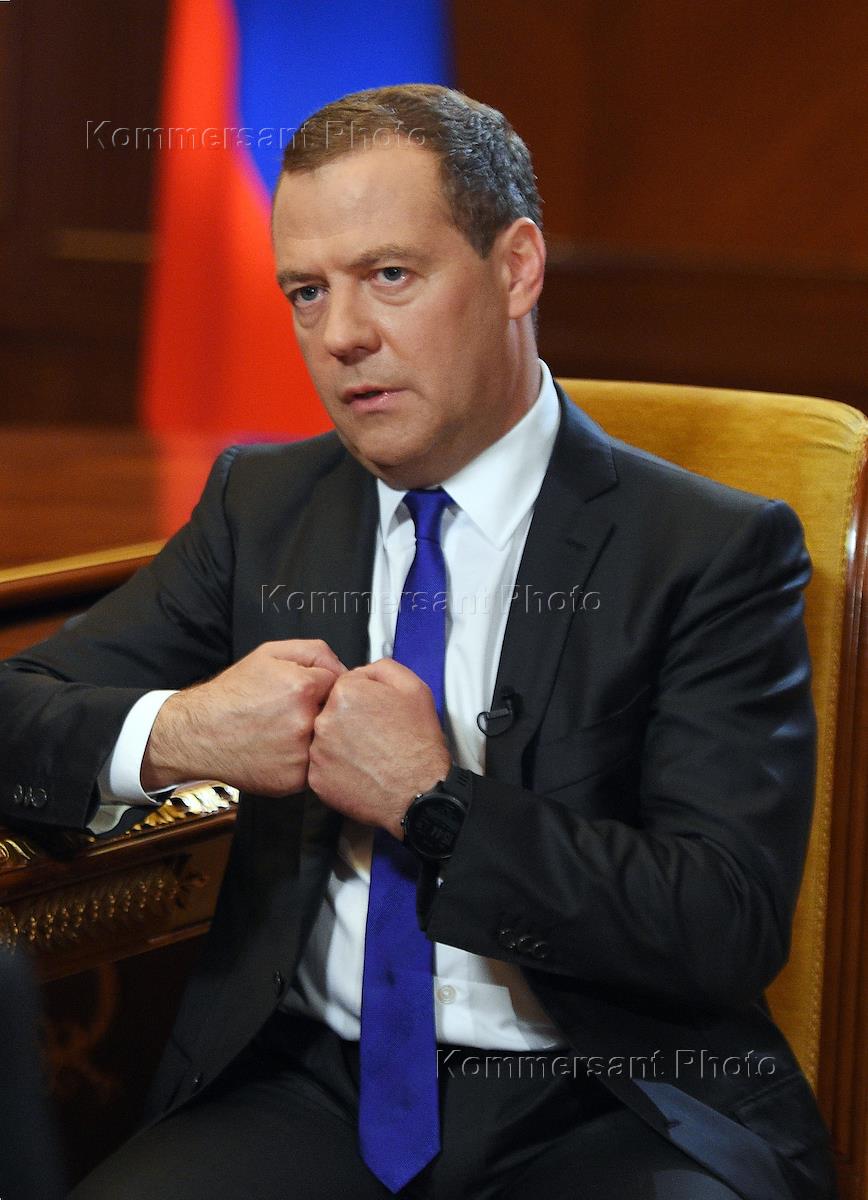 Медведев во френче. Председатель правительства России 2006. Медведев во френче фото.