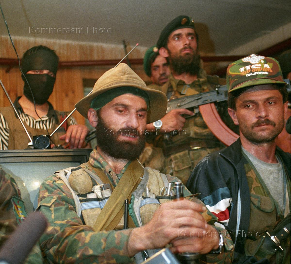 Теракты чеченских боевиков. Террорист Чечни Басаев.