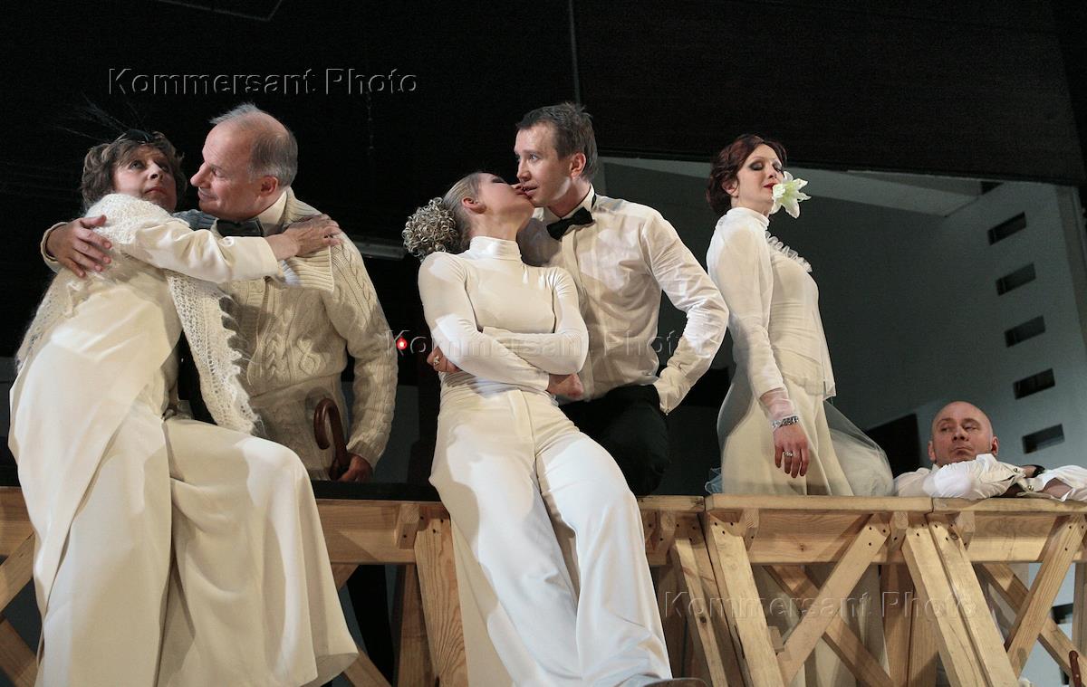 спектакль приказала одень меня. иванов спектакль чехова. актёры театра маяковского в москве фото. театр пушкина псков балкон. критик загорский критиковал спектакль за очень.