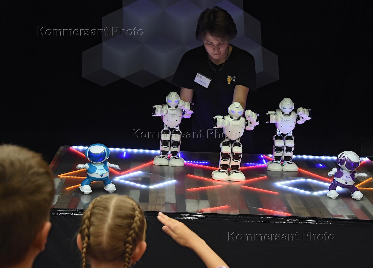 выставка роботов в костроме в коллаже