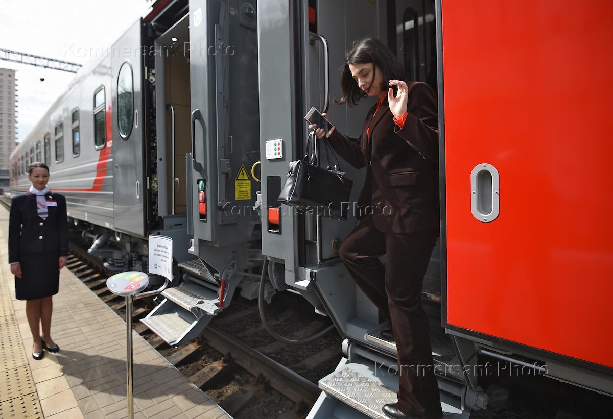 москва архангельск вагон. приезжающие в москву на поезде. электричка с москвы до питера. ржд поезд москва севастополь. пассажирский поезд.