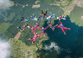 The world's only team of aerial group acrobatics, where people with 'disabilities' jump with a parachute, continues to set new records.