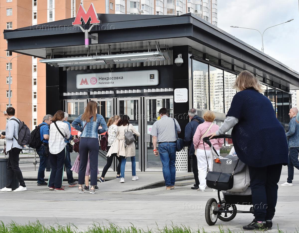 вход в метро некрасовка