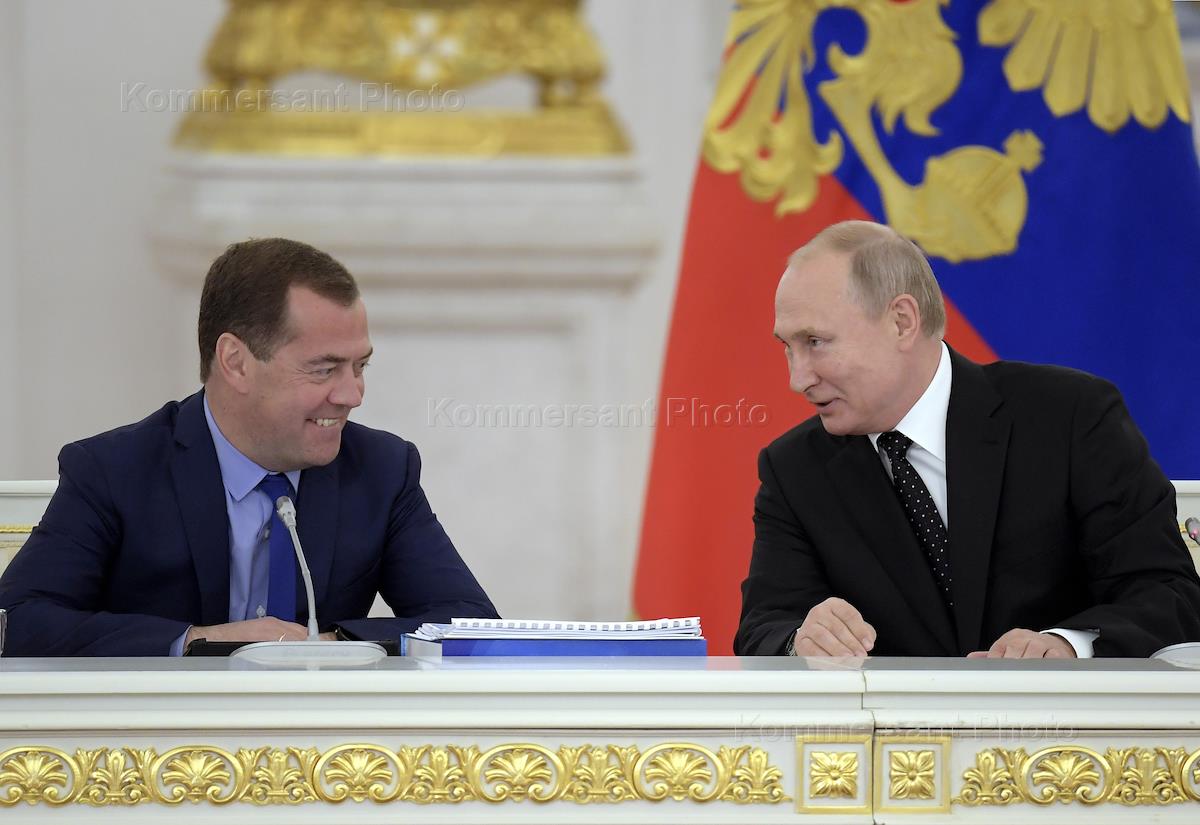 Российский некогда. Заместитель Путина. Медведев президент России. Путин за Медведевым. Новая должность Медведева.