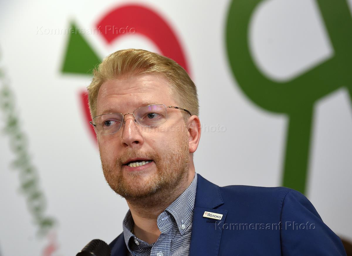 Российский оппозиционный депутат из фракции яблоко. Лидер партии яблоко 2021. Председатель партии яблоко. Председатель партии яблоко. Председатель партии яблоко.