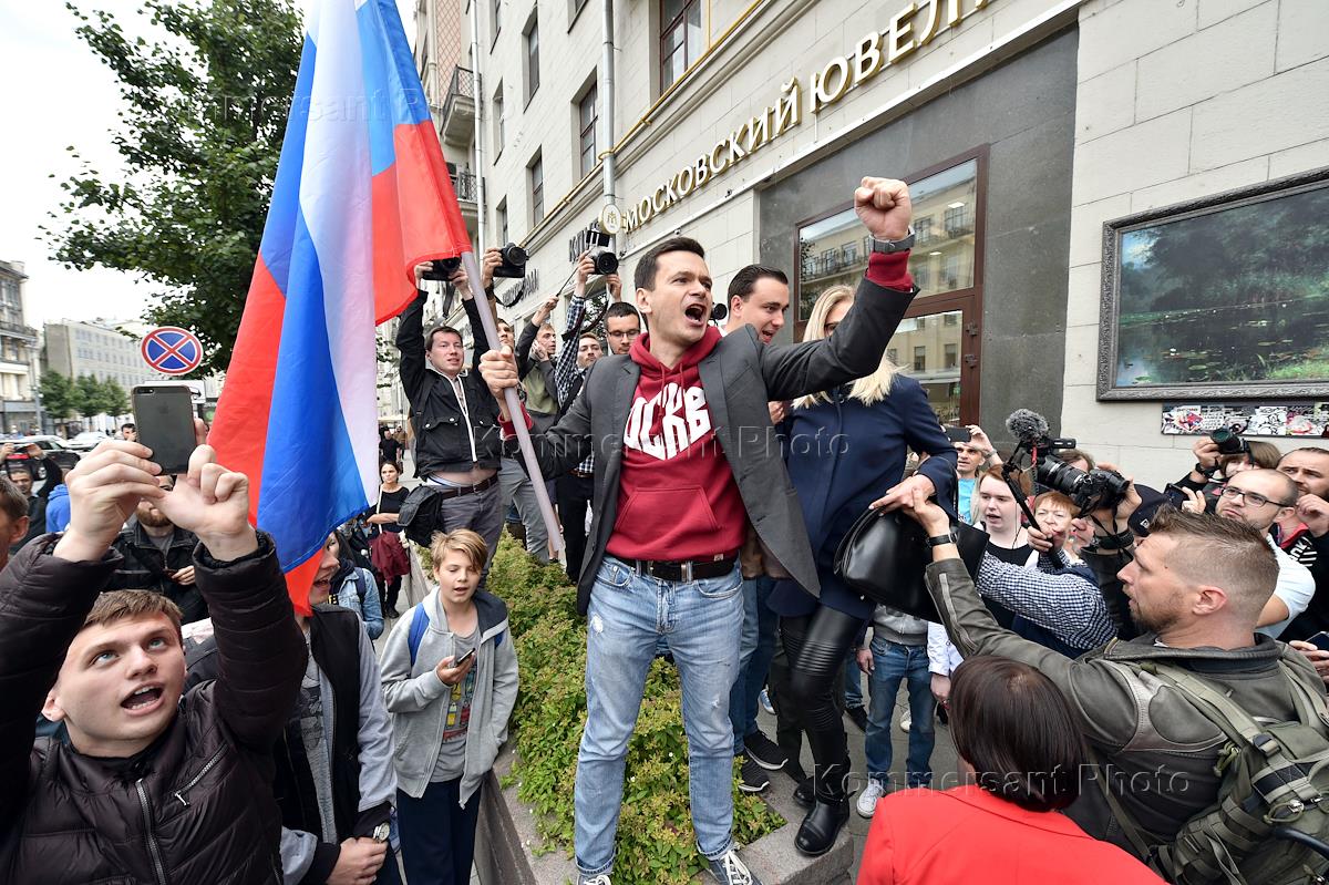 Новости москвы эх. Илья Яшин митинг. Яшин Мосгордума. Яшин на митинге. Илья Яшин с флагом России.