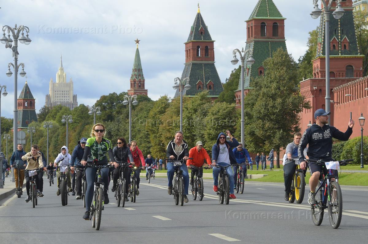 Вело чудеса. Московский осенний велофестиваль. Осенний велофестиваль 2022. Велофестиваль в Москве. Московский велофестиваль около Кремля.