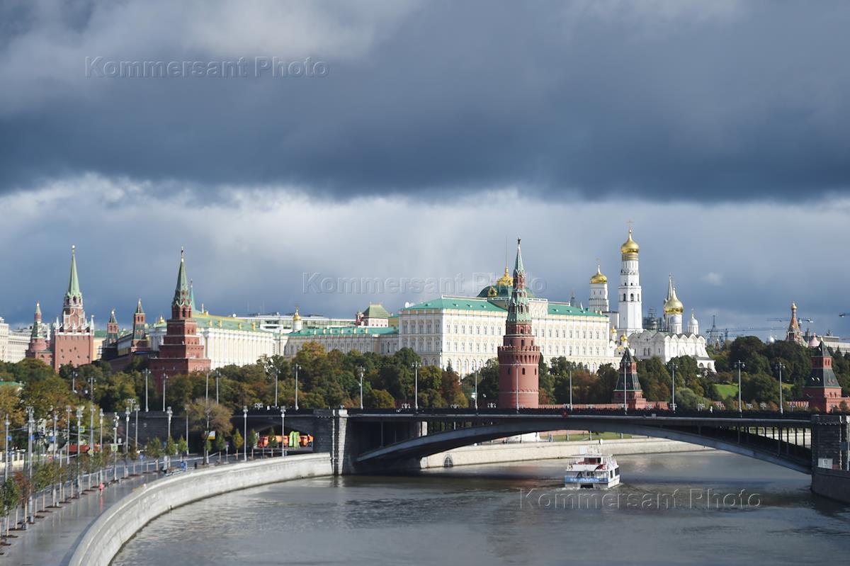 Москва стояло. Вид на Кремль с большого каменного моста 2018. Марафон Московский большой каменный мост. Москва стоит. Как звали первого владельца земли на которой стоит Москва.