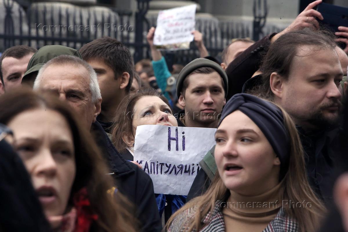 Парень заехал в митинг феминисток