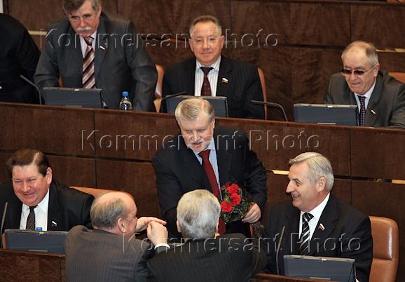 Перед вновь избранным президентом